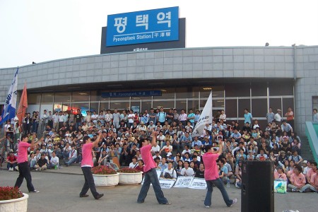 "너무 멋있다. 너무 잘 한다! 일몰 시간 어겨도 좋으니까 한 곡 더 춰라~"  이들이 무대에만 서면 여기 저기서 함성이 터져 나온다. 평택시내 전역을 누비고 다니며 율동을 하고  돌아와, 정리 집회가 열린 평택역 광장에서 다시 율동을 선보이고 있는 청년 율동패. 이들은 평택지킴이 모집 사업에서 아주 중요한 역할을 하고 있다. 